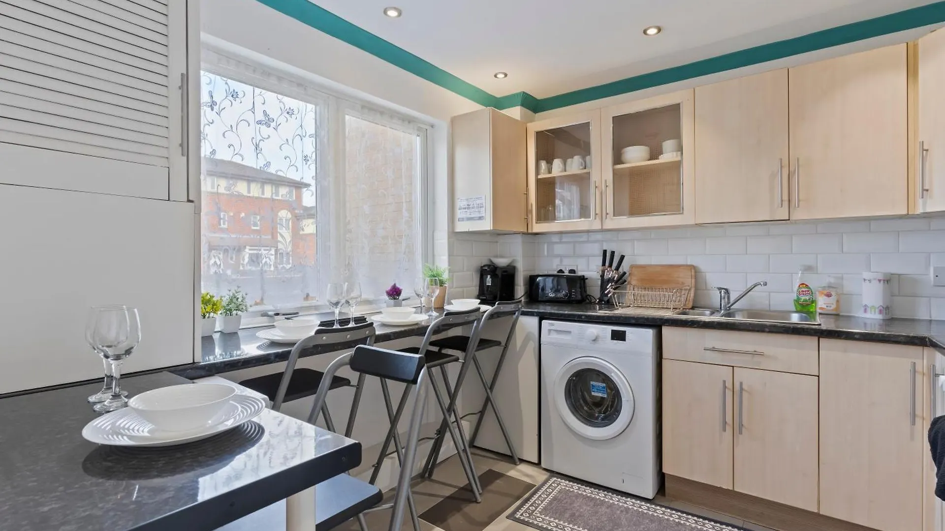 Lovely 4Br House In The City With Parking London 0*,