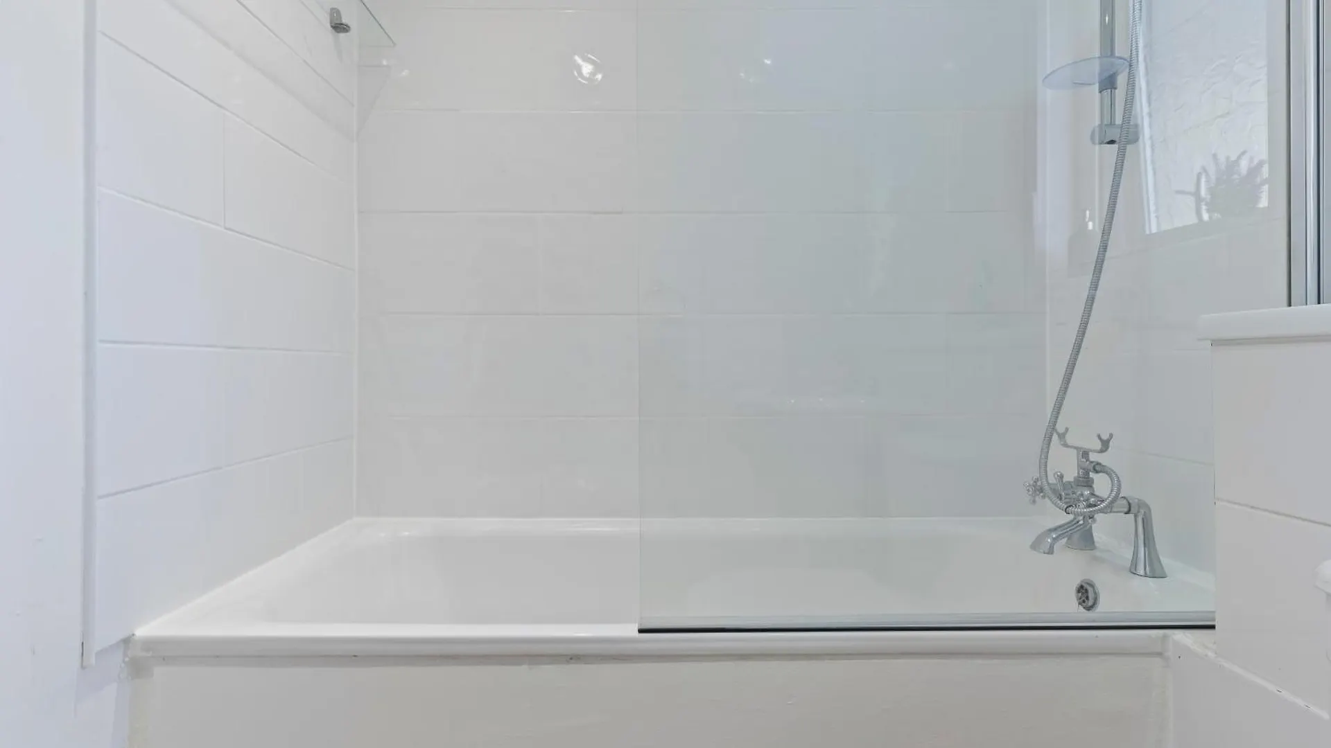 Lovely 4Br House In The City With Parking London