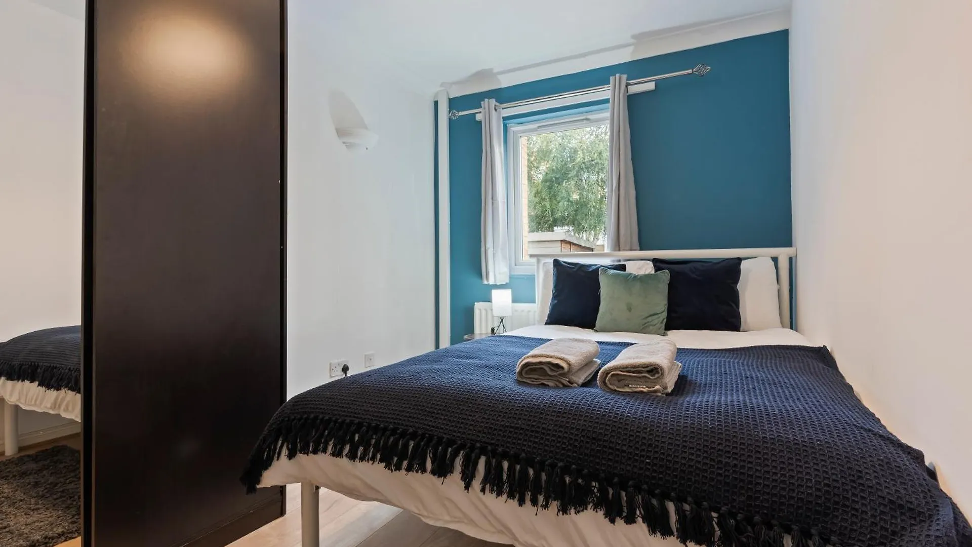 Lovely 4Br House In The City With Parking London