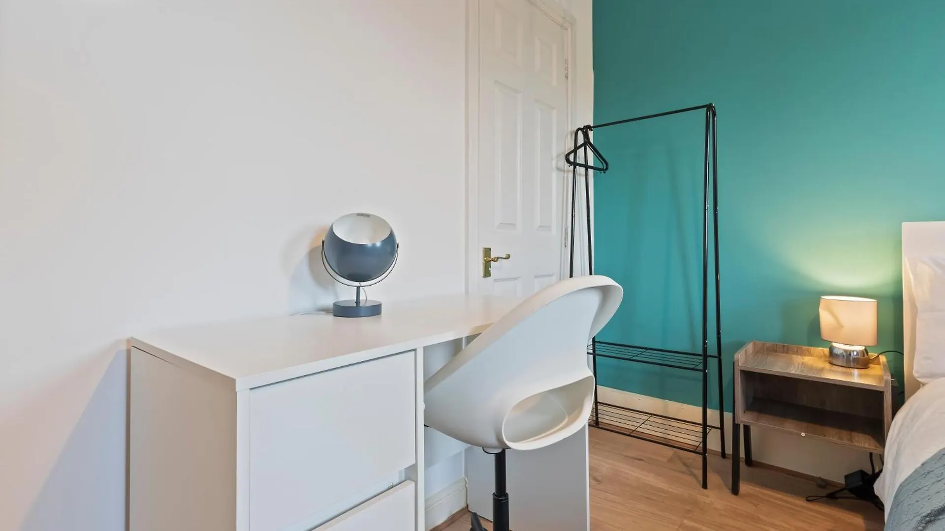 Lovely 4Br House In The City With Parking London Holiday home