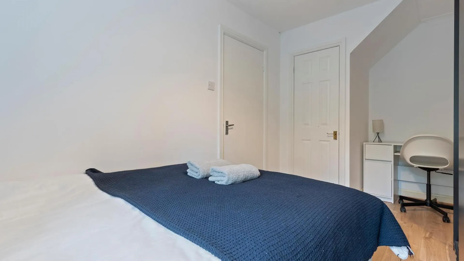 Lovely 4Br House In The City With Parking London Holiday home