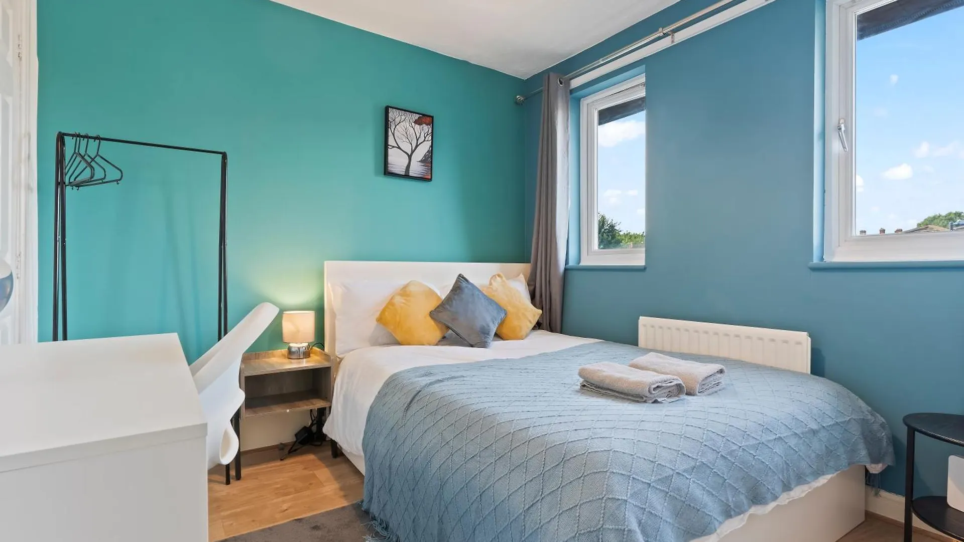 Lovely 4Br House In The City With Parking London