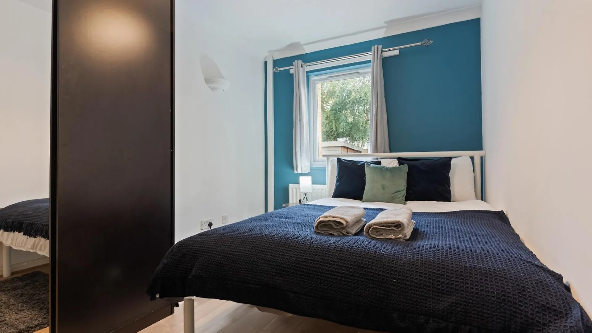 Lovely 4Br House In The City With Parking London